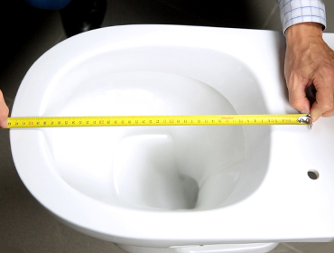 Відстань від центру монтажного отвору до краю унітазу