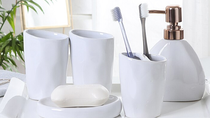 Аксессуары для ванной: какой материал выбрать