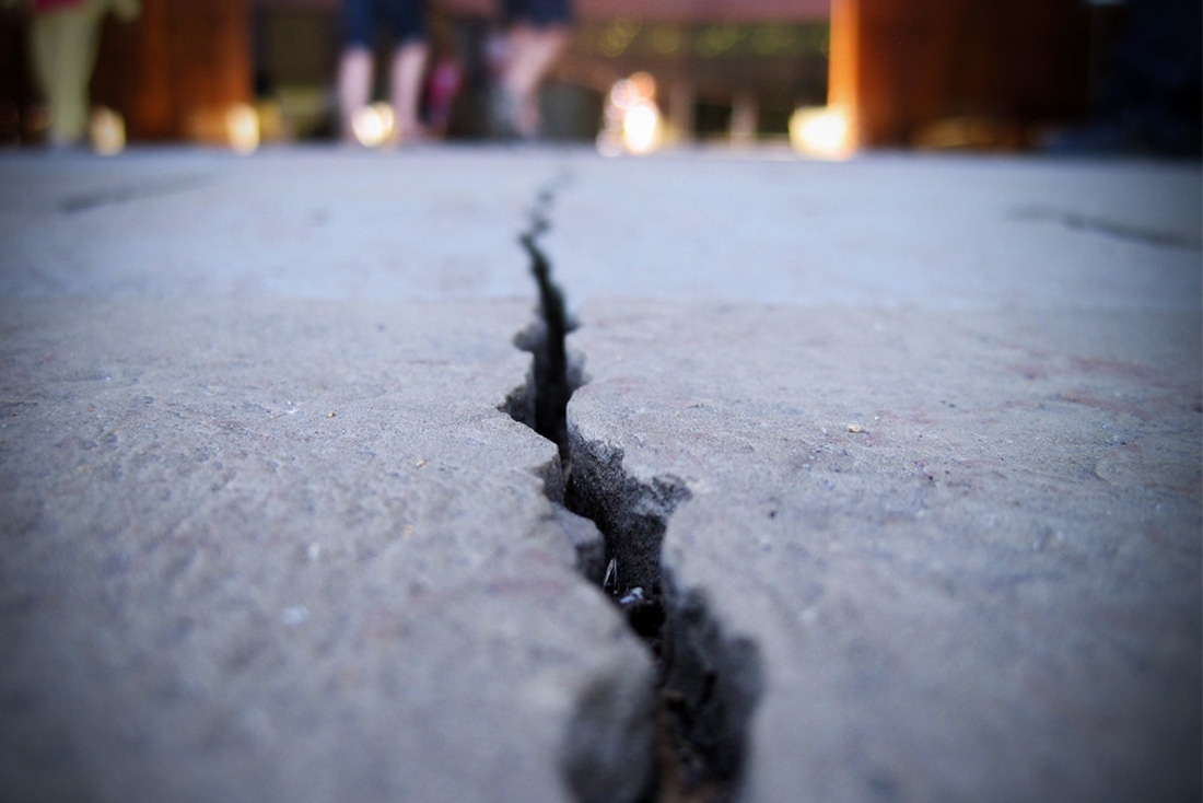 Як відремонтувати тріщини та пошкодження в бетонній підлозі та стяжці