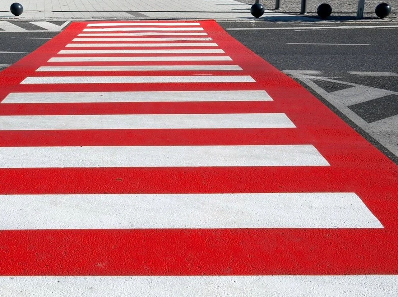 Поліуретанова фарба для внутрішньої та зовнішньої обробки поверхонь