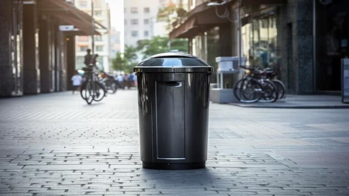 Вулична урна чорна заввишки 67см