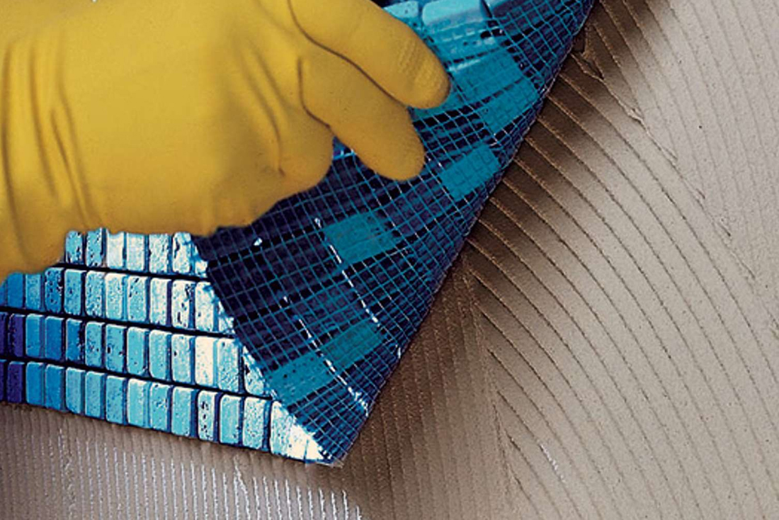 Чем приклеить  плитку в бассейне