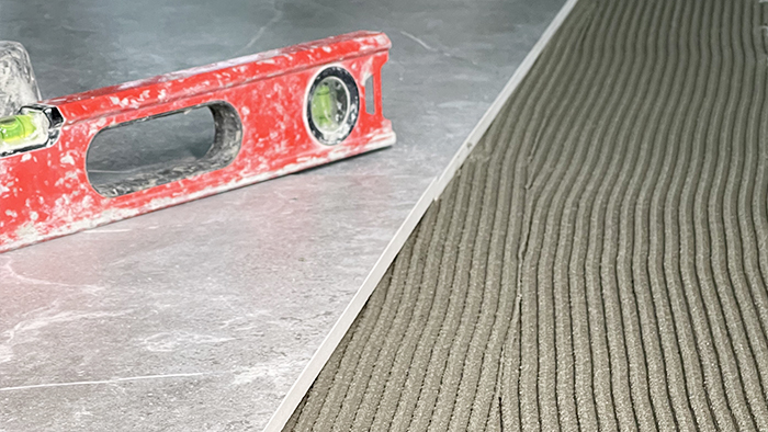 Клей для плитки усиленной фиксации: для чего нужен и где применяется