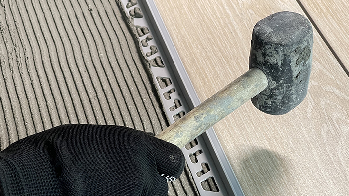 Чем можно приклеить плитку на пол