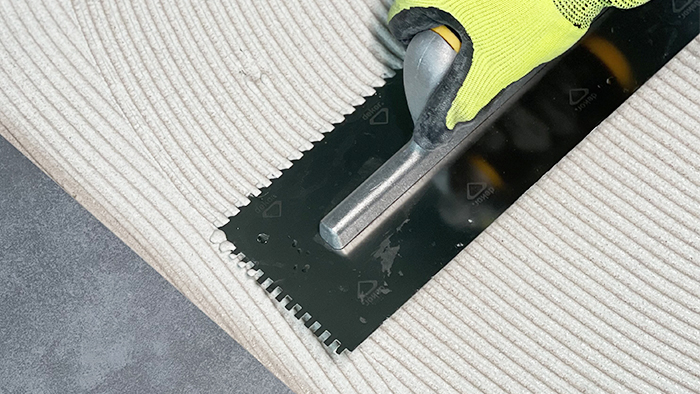 Чем лучше приклеить плитку к стене