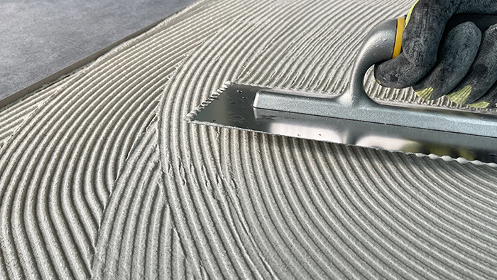 Какой слой плиточного клея необходимо делать