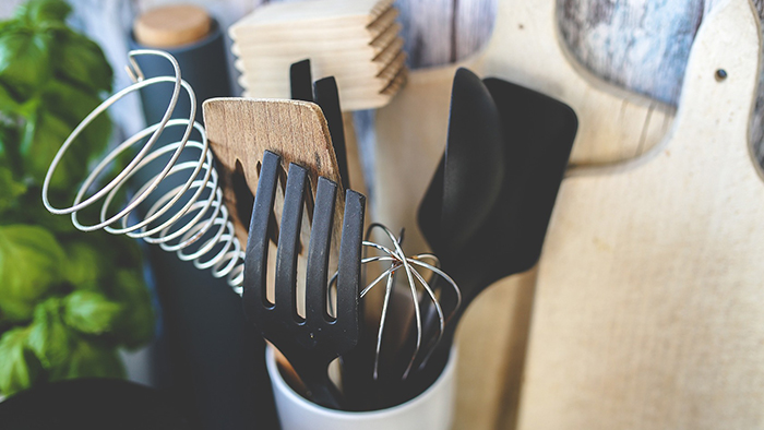 Лопатка з отворами необхідний аксесуар на кухні