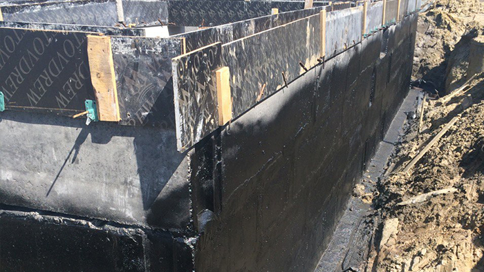 Гидроизоляция фундамента битумно-каучуковой мастикой