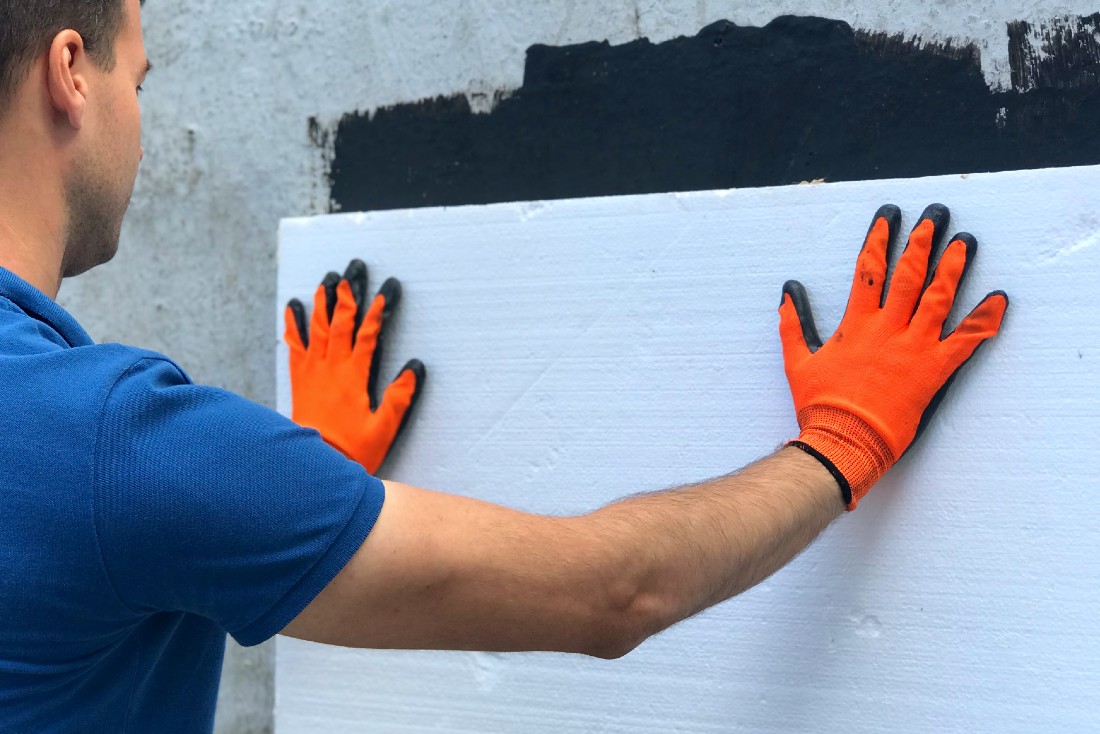  Битумно-каучуковая приклеивающая мастика на водной основе IZOPLAST W-KL