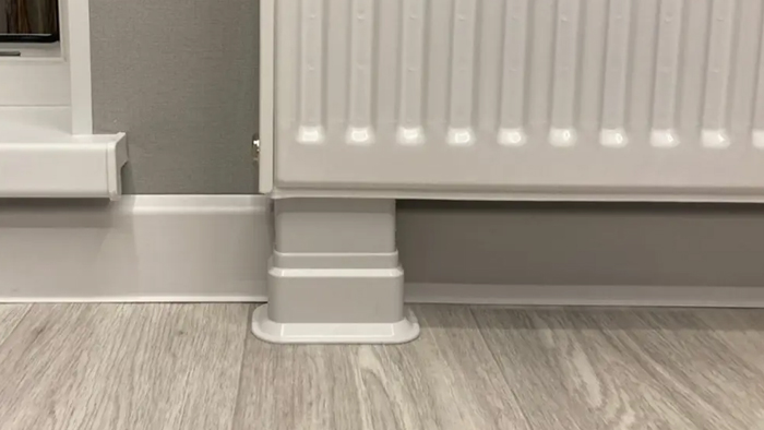 Чим закрити труби під батареєю