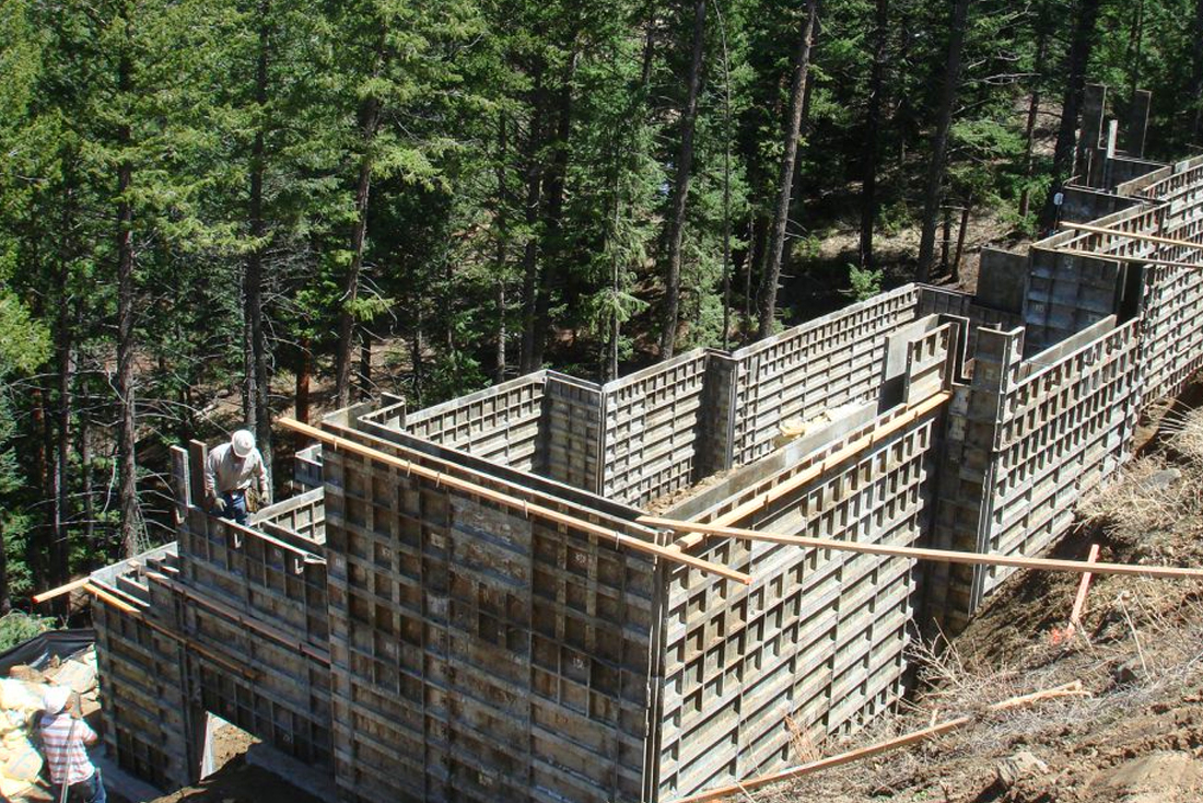 Встановлення опалубки над траншеєю