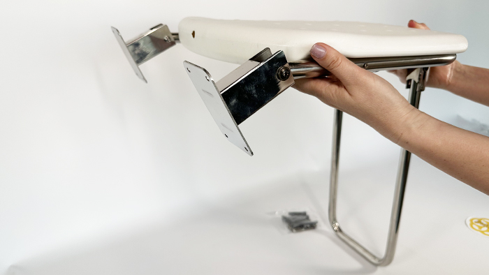 Установка сидения в душевой кабине